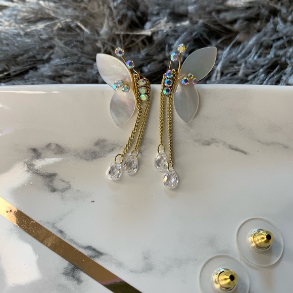 Jewelry - Needle style shell butterfly tassel earrings